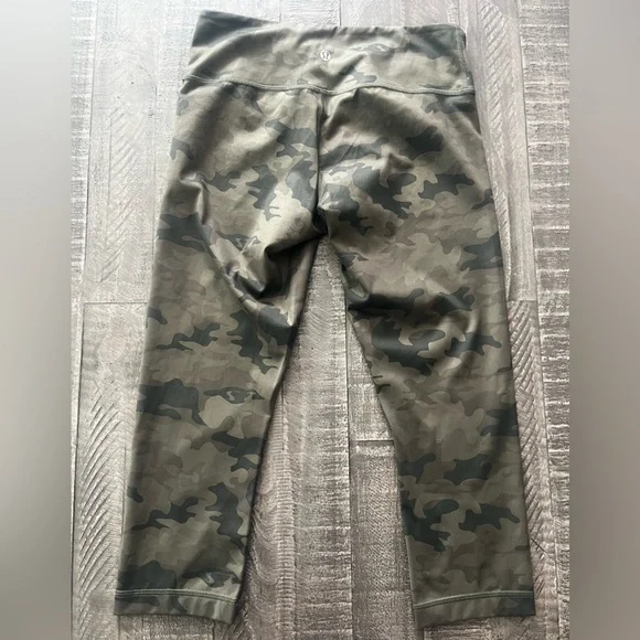 Lululemon Athletica Cropped Camouflage Leggings - Picture 2 of 3